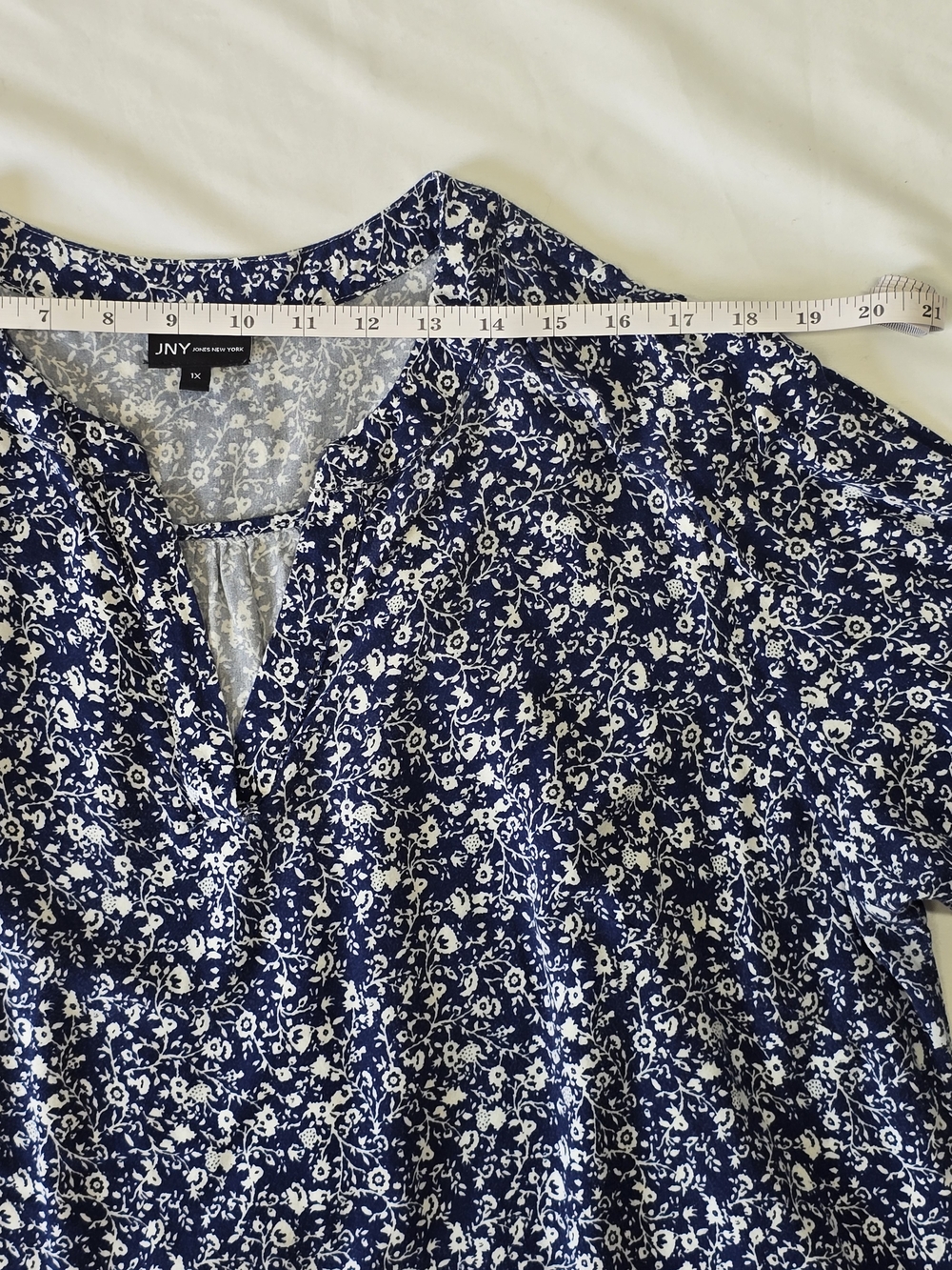 JNY Jones New York Dark Blue White Floral V-Neck Blouse Size 1X - Picture 4 of 9